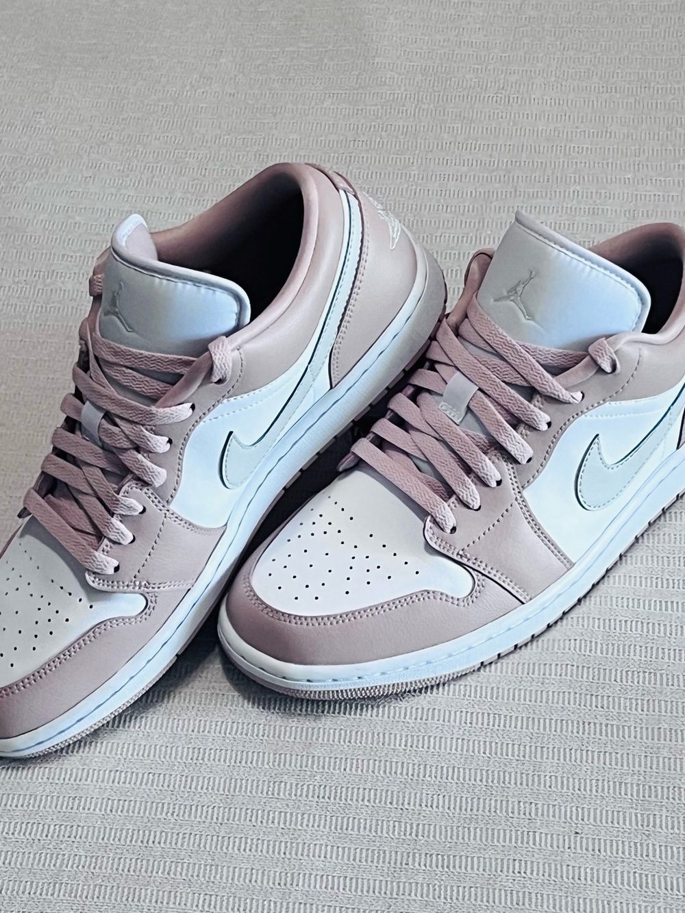 Air Jordan 1 Low "Legend Pink" (Style Code: DC0774-120).